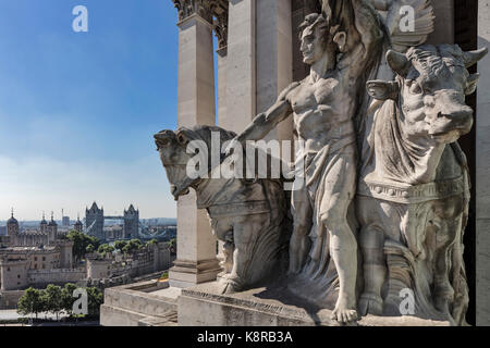 Scultura a frontone con il Tower Bridge in background. Dieci Trinity Square - Four Seasons Hotel, Città di Londra, Regno Unito. Architetto: Aukett Swan Foto Stock