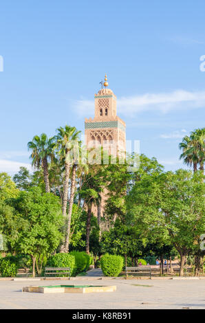 Famosa koutoubia o kutubiyya moschea con il verde giardino di palme in primo piano, Marrakech, Marocco, Africa del nord. Foto Stock