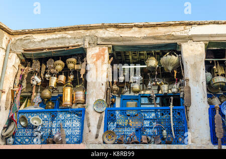 Enorme selezione di pentole, lampade, lanterna e altri lavori in metallo in un negozio di souk nella medina di Fez, Marocco, Africa del nord. Foto Stock