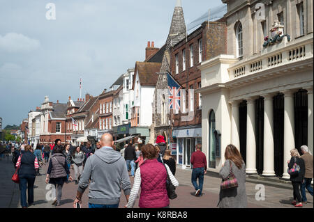 La gente a piedi lungo la strada del Nord ultimi negozi e il vecchio mercato del burro edificio nel centro della città di Chichester, West Sussex, in Inghilterra. Foto Stock