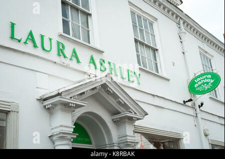 Laura Ashley segno sulla parte esterna di un negozio a Chichester, West Sussex, in Inghilterra, Regno Unito. Foto Stock