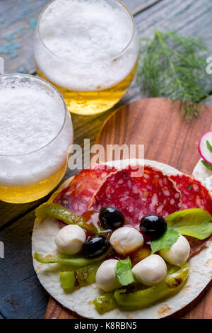 Pita con mozzarella di bufala e olive Foto Stock