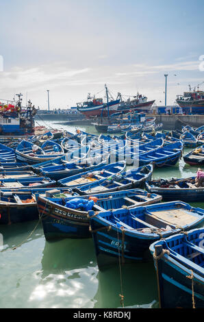 Molti in legno di colore blu barche da pesca ancorate nel porto storico di città medievale Essaouira, Marocco, Africa del nord. Foto Stock