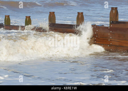 Pennelli di legno e le onde di marea, Ashford beach, east yorkshire, Inghilterra, Agosto Foto Stock