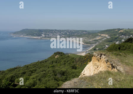 Vista da dorset sentiero costiero di charmouth, Lyme Regis e lyme bay su Jurassic Coast su un bel inizio giornata estiva nel maggio Foto Stock