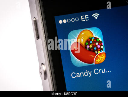 Candy Crush game app su un iPhone cellulare Foto Stock