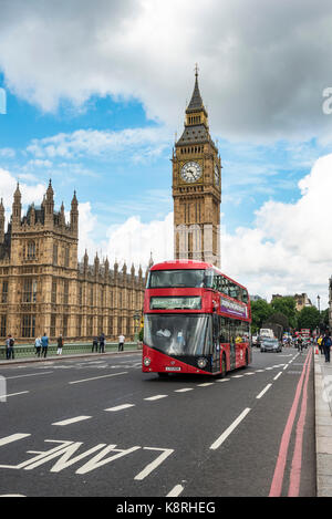 Red double-decker bus sul Westminster Bridge, Palazzo di Westminster e il Big Ben di Londra, Inghilterra, Gran Bretagna Foto Stock