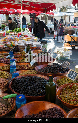 Olive su un mercato in stallo Ferney Voltaire, Ain Rhône-Alpes, in Francia Foto Stock