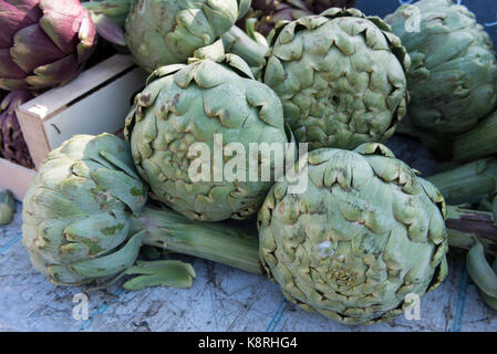 I carciofi su un mercato in stallo, Ferney Voltaire, Ain Rhône-Alpes, in Francia Foto Stock