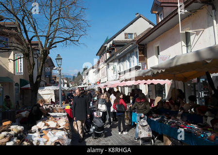 Strada del mercato di Ferney Voltaire, Ain Rhône-Alpes, in Francia Foto Stock