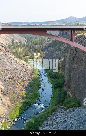 Vista di una sezione del fiume storto in oregon dall'alto ponte in Peter Skene Ogden parco dello stato Foto Stock