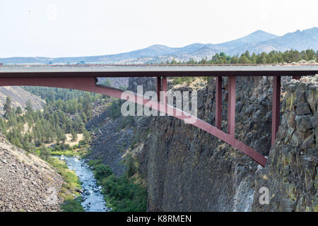 Vista di una sezione del fiume storto in oregon dall'alto ponte in Peter Skene Ogden parco dello stato Foto Stock