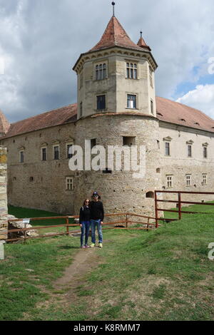 Bella coppia Giovane visita fortezza di fagaras in Brasov, Romania Foto Stock