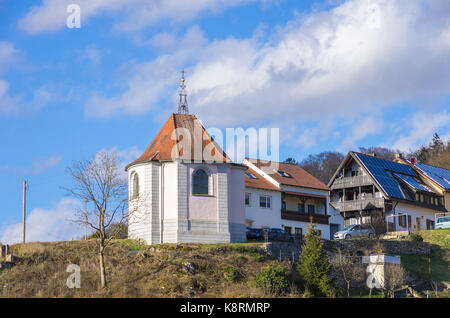 Vista sulla collina di Kirchlesberg con la Cappella di San Magnus a Zwiefalten-Gossenzugen, Wuerttemberg, Germania. Foto Stock