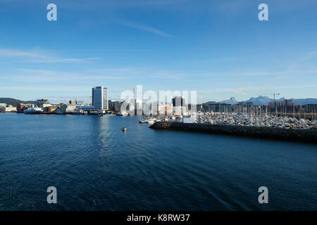 La città di Bodø, del porto e del lungomare, estremo nord del norvegese a nord del circolo polare artico. Foto Stock