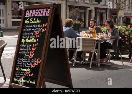 Aunay sur Odon, Normandia,Calvados,Francia. Agosto 2017 Mangiare fuori ad una tradizionale brasserie francese in Aunay sur Odon, una piccola cittadina francese nella norma Foto Stock