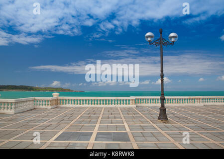 Vuoto spiaggia di El Sardinero promenade, a Santander, Cantabria, SPAGNA Foto Stock