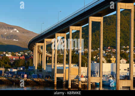 La Cattedrale Artica e il Ponte di Tromso, Tromso, Norvegia. Foto Stock