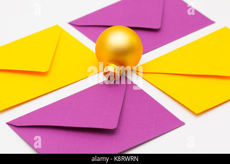 Differenti buste colorate e decorazione di Natale sul tavolo Foto Stock