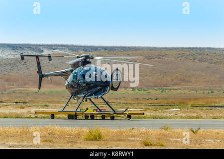 Sivrihisar, Eskisehir, Turchia - 17 settembre 2017: sivrihisar airshows (SHG), piccolo evento di aviazione visualizzati in sushm. md 500e sbarcati in elicottero Foto Stock