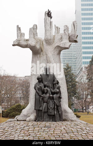 Varsavia, Polonia - 6 Marzo 2015: Monumento a Janusz Korczak - un ebreo-educatore polacco, scrittore, pediatra, morì nel campo di Treblinka Foto Stock