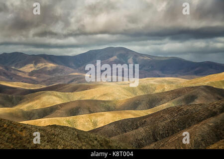 Vista sulle aspre colline di Fuerteventura Foto Stock