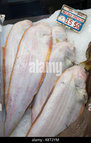 Carni di pesce cernia sul ghiaccio a pescivendoli a Playa Blanca, Lanzarote, Isole Canarie, Spagna Foto Stock