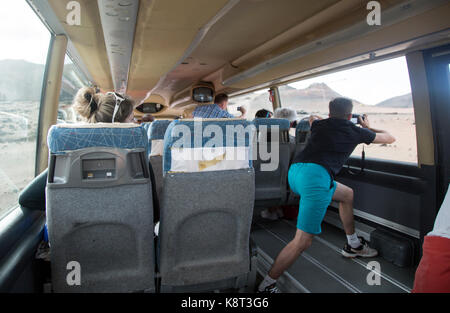 I turisti in gita in autobus sulla Ruta de Los Volcanes, Parque Nacional de Timanfaya, parco nazionale, Lanzarote, Isole Canarie, Spagna Foto Stock