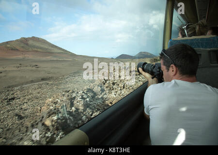 I turisti in gita in autobus sulla Ruta de Los Volcanes, Parque Nacional de Timanfaya, parco nazionale, Lanzarote, Isole Canarie, Spagna Foto Stock