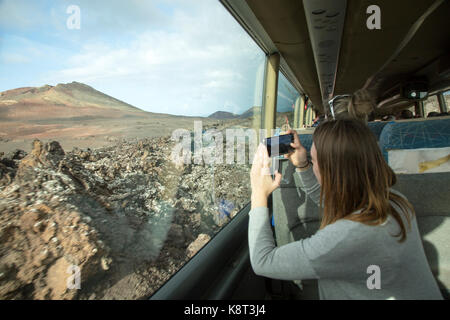 I turisti in gita in autobus sulla Ruta de Los Volcanes, Parque Nacional de Timanfaya, parco nazionale, Lanzarote, Isole Canarie, Spagna Foto Stock