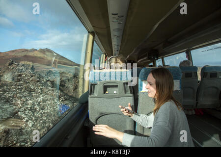 I turisti in gita in autobus sulla Ruta de Los Volcanes, Parque Nacional de Timanfaya, parco nazionale, Lanzarote, Isole Canarie, Spagna Foto Stock