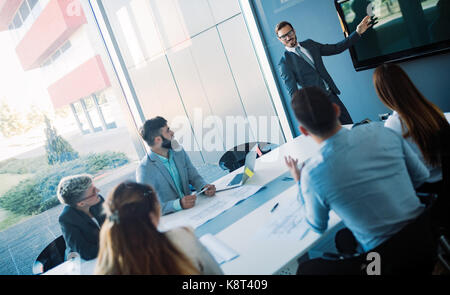 Foto di architetti avente riunione in ufficio Foto Stock