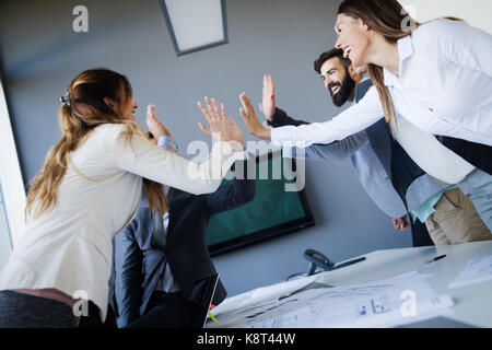 Successo di squadra di giovani architetti in office Foto Stock