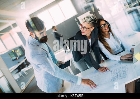 Ritratto di giovani architetti discutendo in ufficio Foto Stock