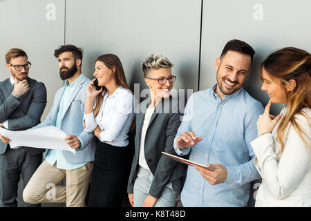 Gruppo di progettisti in prospettiva di discutere in ufficio Foto Stock