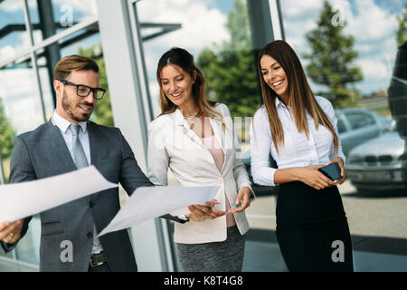 Gruppo di progettisti in prospettiva a discutere di fronte office Foto Stock