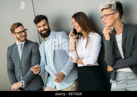 Gruppo di progettisti in prospettiva di discutere in ufficio Foto Stock