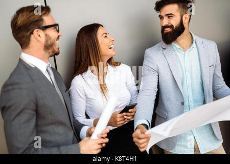 Gruppo di progettisti in prospettiva di discutere in ufficio Foto Stock