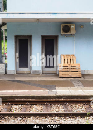 Ambri-Piotta, Svizzera (TI) - 9 Luglio 2017: Lonesome stazione ferroviaria di Ambri-Piotta sulla vecchia linea ferroviaria del San Gottardo in linea Sitzerland del Cantone Ticino. Foto Stock