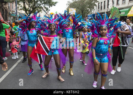 West Indian/Caraibi Kiddies Parade, Crown Heights, Brooklyn, New York. Ballando fino Franklin Avenue. Foto Stock