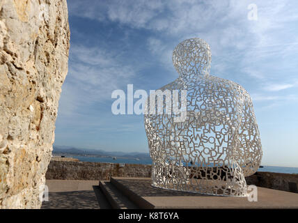 Le Nomade, un opera di Jaume da Plensa a, Bastione St Jaume, Antibes, Cote d'Azur, in Francia Foto Stock