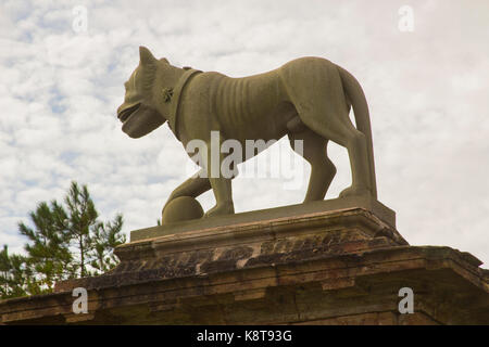 Scultura leone in cima ai portici in pietra all'ingresso della porta del Vescovo di Mussenden Hose nella collina Demesne in Irlanda del Nord Foto Stock