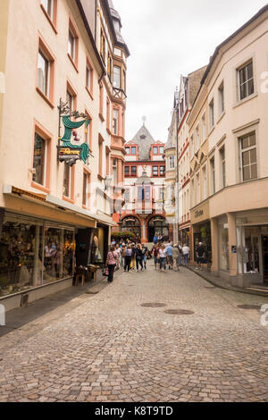 BERNKASTEL-KEUS, Germania - 5° agosto 17: Strade di Bernkastel-Kues, una vecchia città situata sul fiume Mosella è una famosa attrazione turistica. Foto Stock