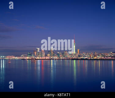 Nuova Zelanda Auckland. skyline della città di tutta l'acqua di notte. Foto Stock