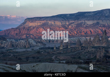 Rosa valle tra le montagne della Cappadocia, Turchia Foto Stock