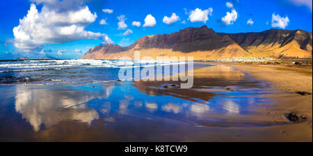 Bellissima spiaggia di Famara,lanzarote isole canarie,,Spagna. Foto Stock