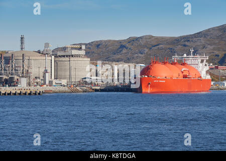 Il gas naturale liquido impianto di produzione su Melkøya Isola, Hammerfest, Norvegia con la nave da trasporto LNG, Arctic Princess Ormeggiato accanto a. Foto Stock