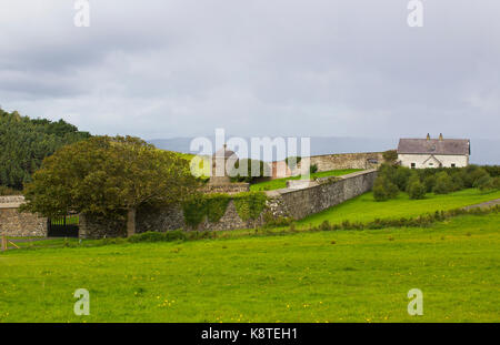 Agriturismi accanto al giardino murato di Mussenden House sulla Downhill Demesne, sulla costa settentrionale della contea di Londonderry, nel nord di Irel Foto Stock