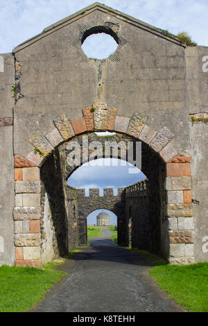 Una vista attraverso le porte del cortile ad arco della Casa di Mussenden del Vescovo sulla collina Demesne vicino Castlerock in Irlanda del Nord Foto Stock
