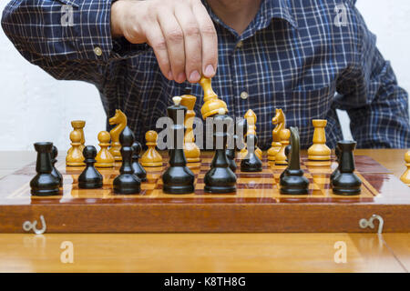 Maestro di scacchi facendo mossa intelligente Foto Stock